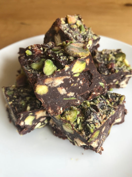 Mint and pistachio fridge cake